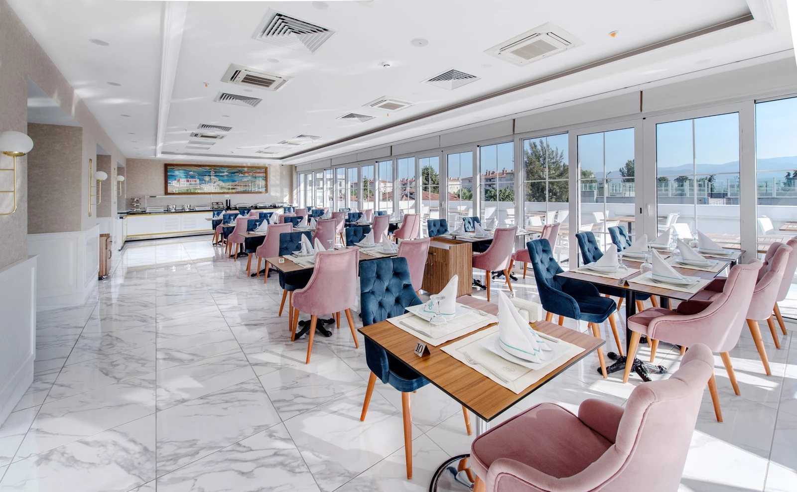 Bafra Kumsalında Geniş Açık Büfe ve Alacarte Restoranlı Tesisler