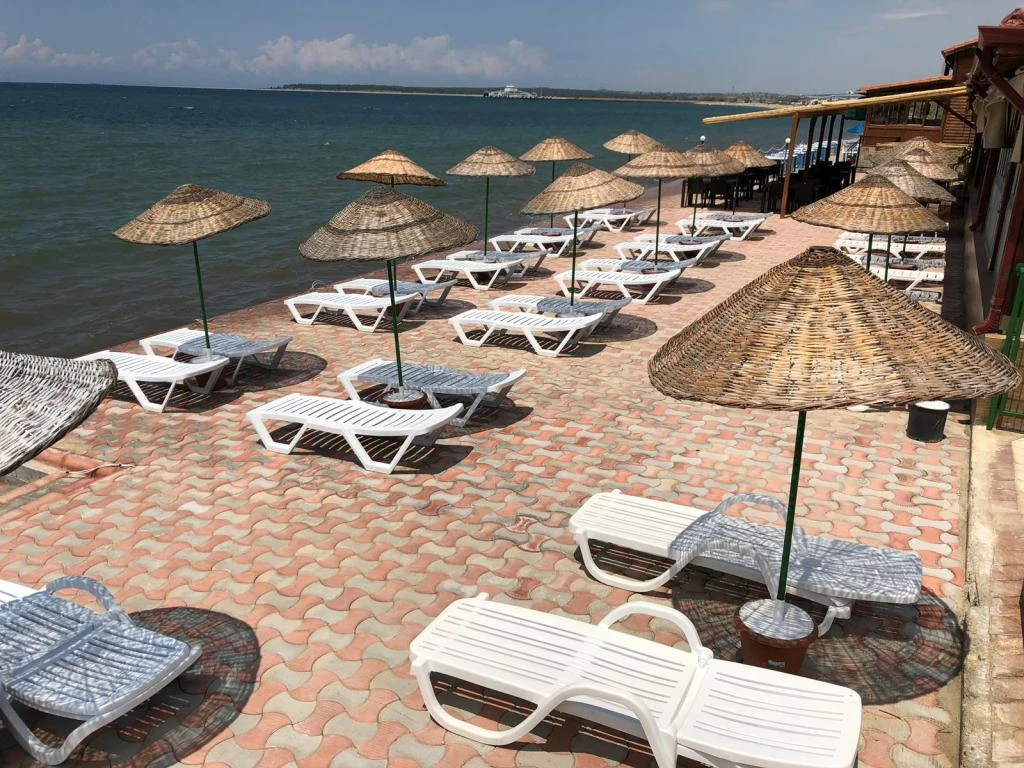 Bafra Sığ Kumsal Otelleri Havuz ve Güneşlenme Terasları