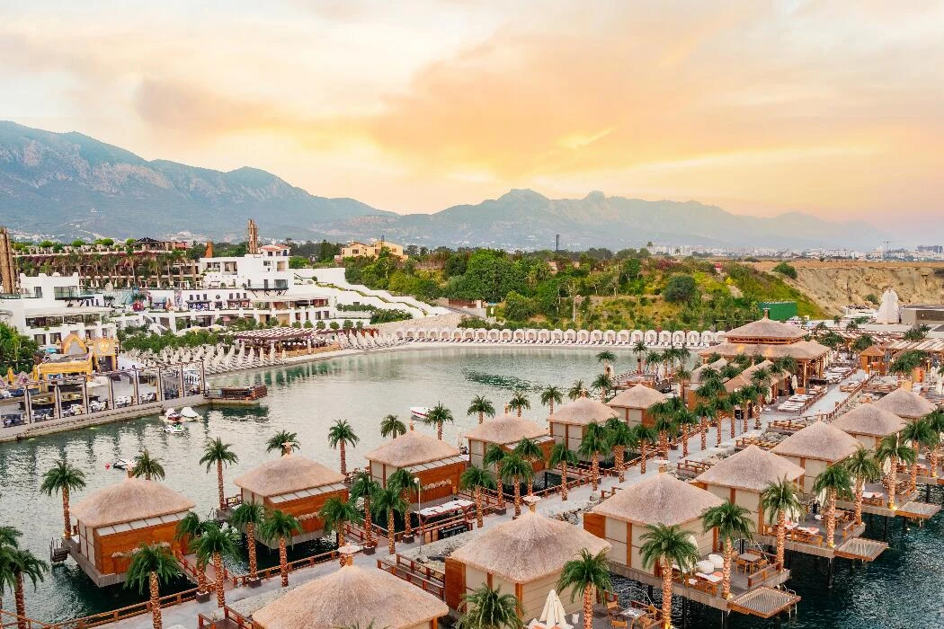 Girne Lüks Beach Club Lounge ve Havuz Alanı