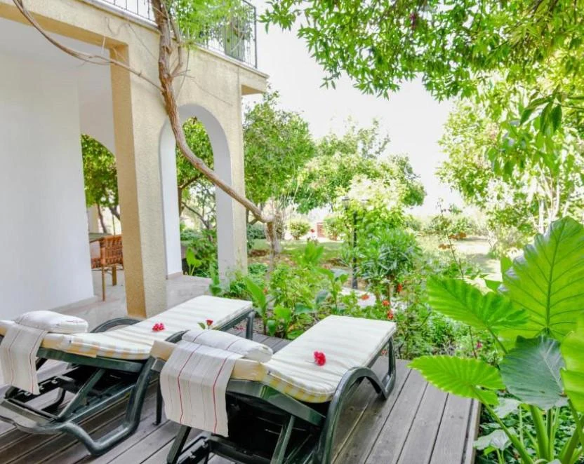 Bellapais Gardens Hotel Havuz ve Sahil