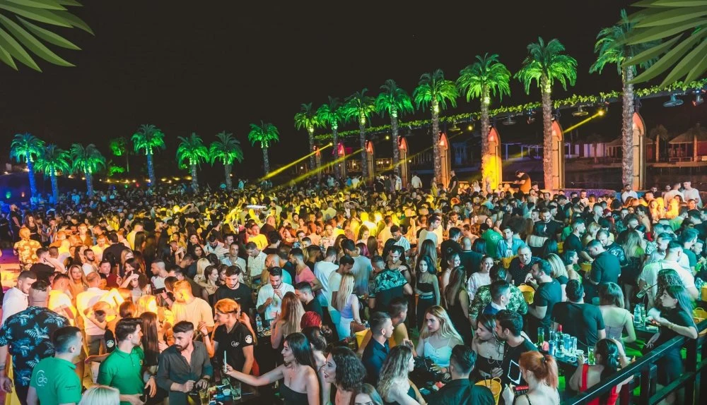 Cage Club Girne: Açık Hava Elektronik Müzik ve DJ Performansları - Atmosfer ve Eğlence