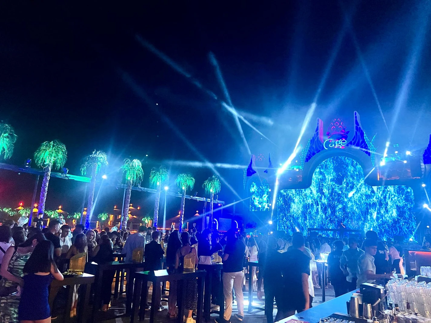 Cage Club Girne: Açık Hava Elektronik Müzik ve DJ Performansları