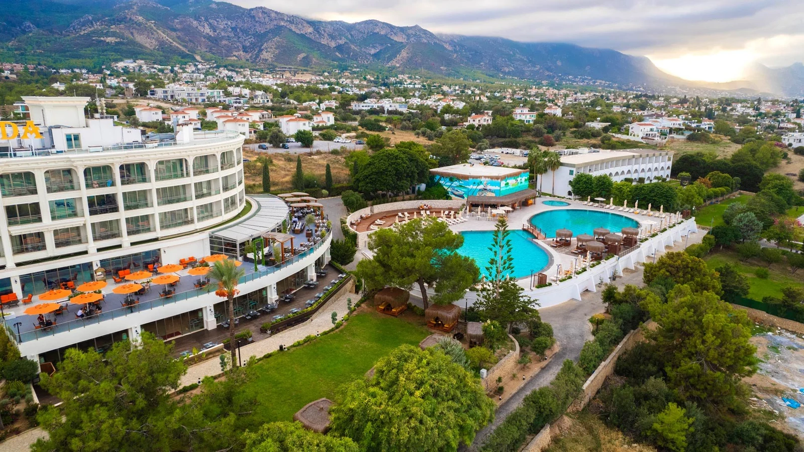 Chamada Prestige Hotel Lüks Villa Odası ve Özel Havuz Manzarası
