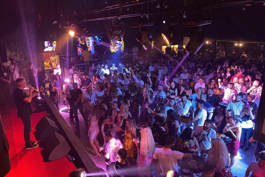 Gazimağusa Canlı Müzik Performans Sahneleri ve Barlar - Mekan ve Gece Görseli