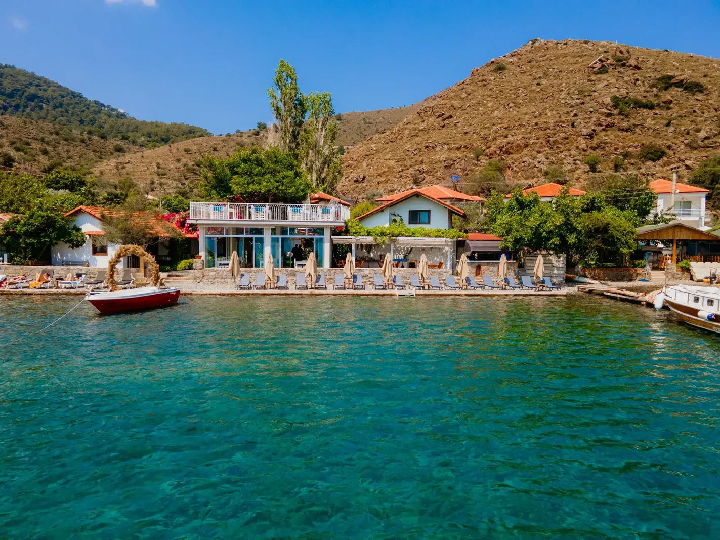 Gazimağusa Sahil Otelleri Havuz ve Güneşlenme Terasları