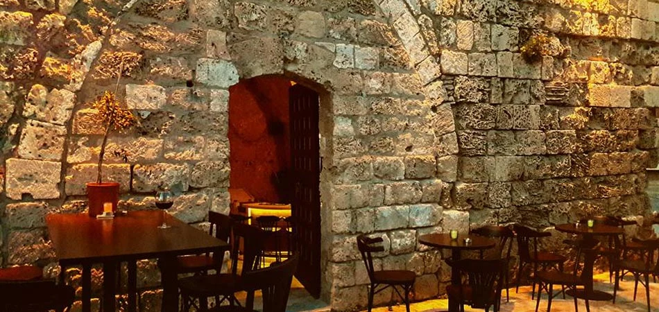 Gazimağusa Monk's Inn Bar ve Canlı Müzik Geceleri - Atmosfer ve Eğlence