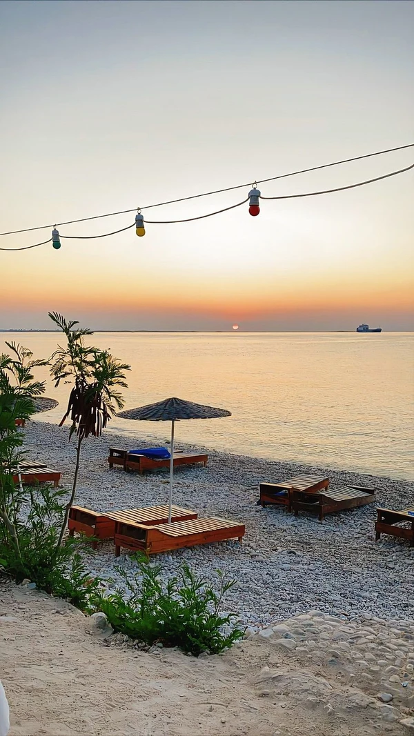 Gazimağusa Sahil Şeridinde Sunset Bar ve Plaj Keyfi İç Görsel 2