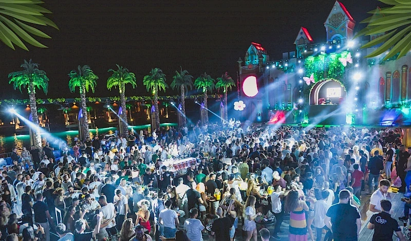 Girne Alsancak Gece Hayatı: Lüks Lounge ve Bar Seçenekleri - Mekan ve Gece Görseli
