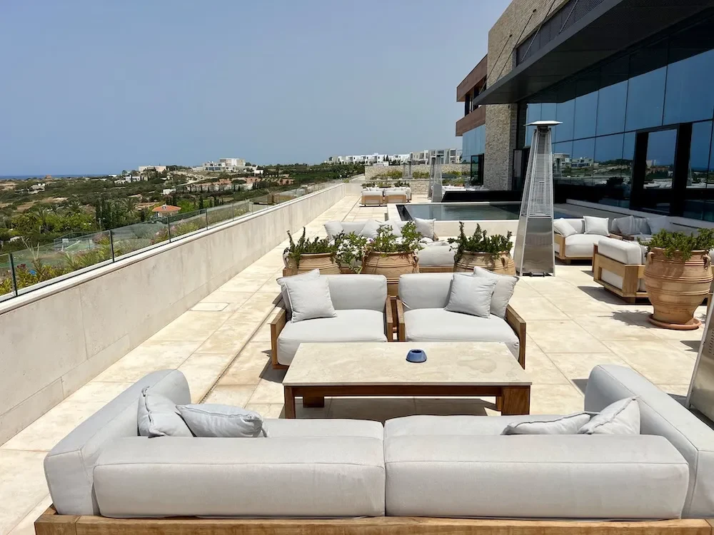 Girne Bella View Teras Akşam Üstü Kokteyllerinden Geceye Geçiş - Mekan ve Gece Görseli
