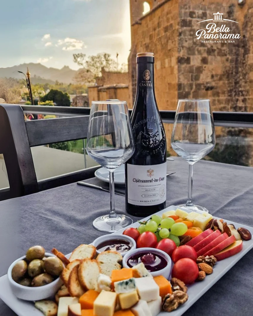 Girne Bella View Teras Akşam Üstü Kokteyllerinden Geceye Geçiş - Atmosfer ve Eğlence