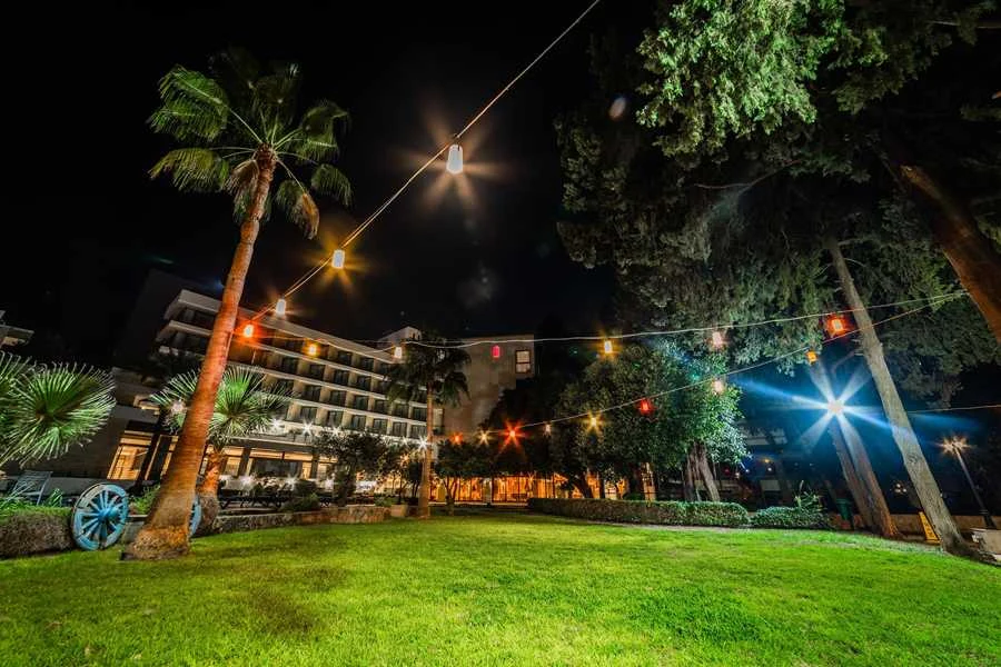 Girne Bella View Teras Akşam Üstü Kokteyllerinden Geceye Geçiş