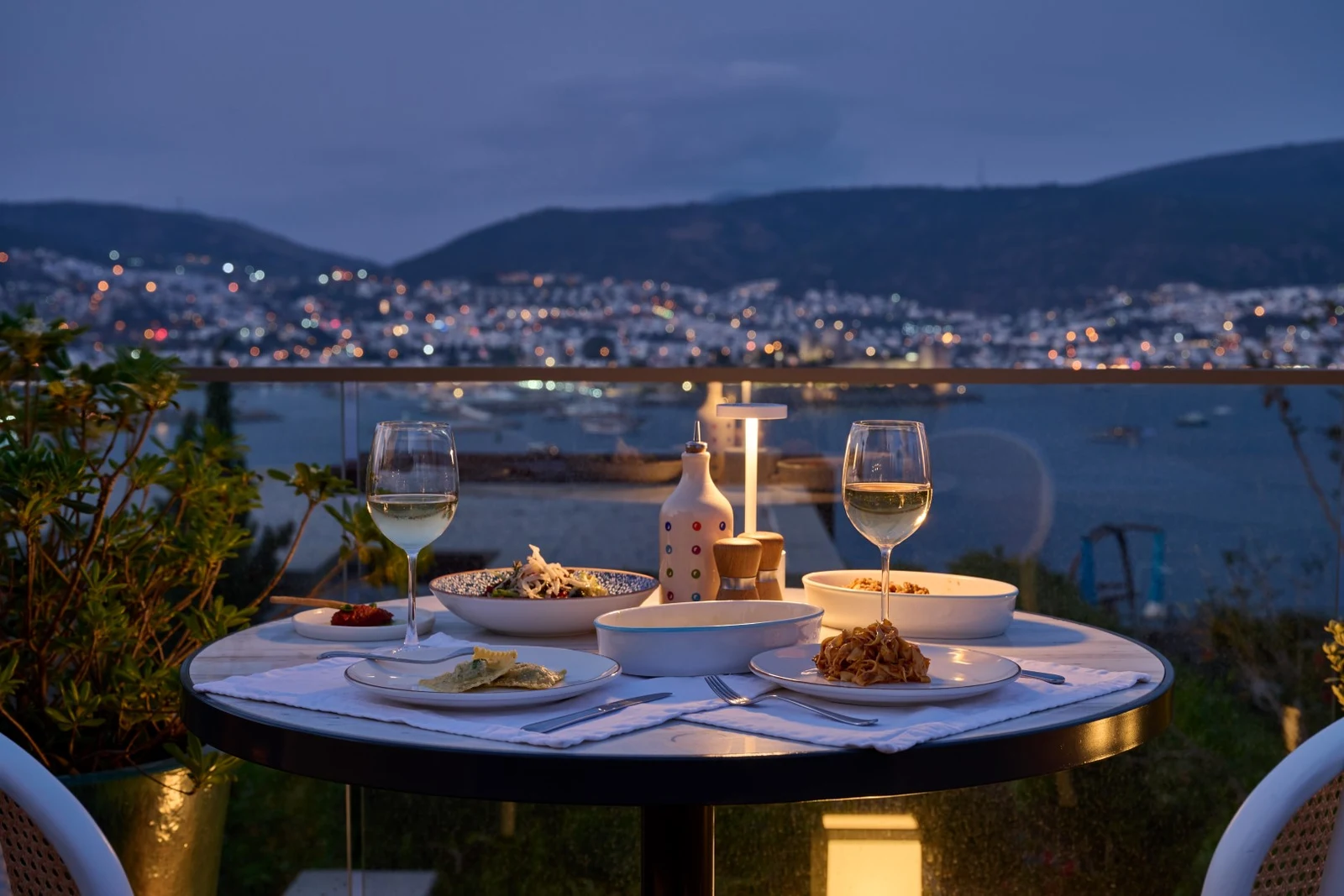 Girne Bellapais Gece Manzarası ve Sessiz Akşam Yemeği Barları - Mekan ve Gece Görseli