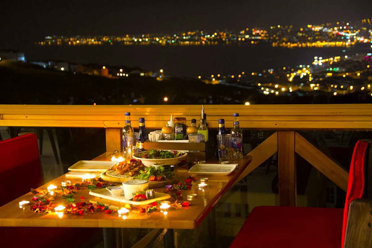 Girne Bellapais Gece Manzarası ve Sessiz Akşam Yemeği Barları - Atmosfer ve Eğlence