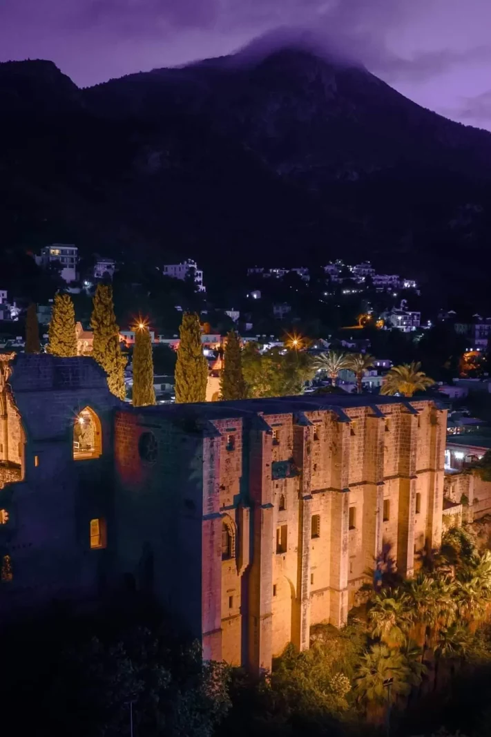 Girne Bellapais Gece Manzarası ve Sessiz Akşam Yemeği Barları
