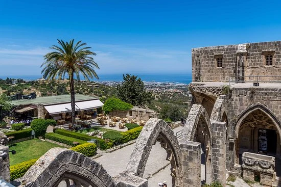Girne Bellapais Manastırı'na Arabayla ve Taksile Ulaşım
