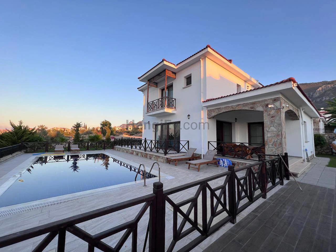 Bellapais Butik Otelleri Havuz ve Güneşlenme Terasları