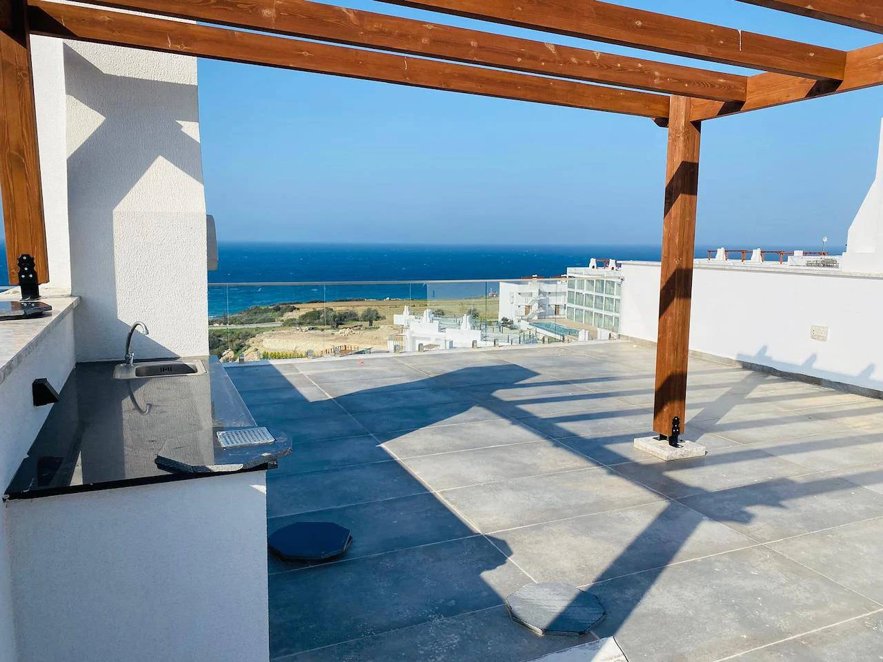 Girne Canlı Müzikli Oteller Havuz ve Güneşlenme Terasları