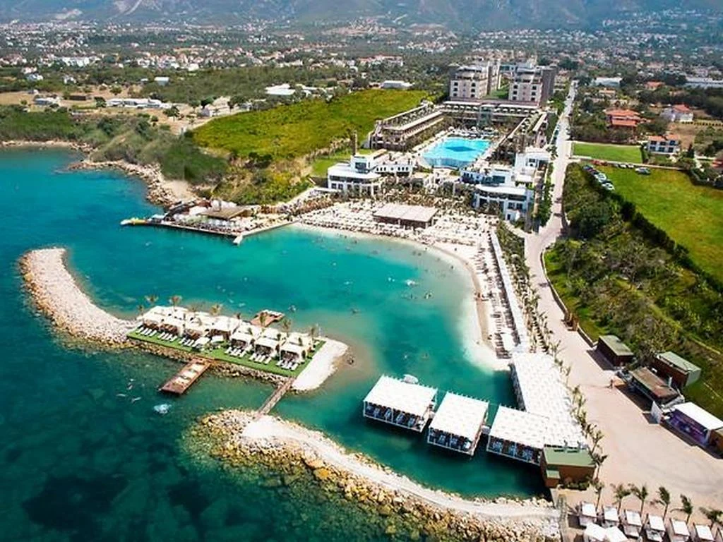 Girne Cratos Premium Beach Club ve Port Cratos Koyu