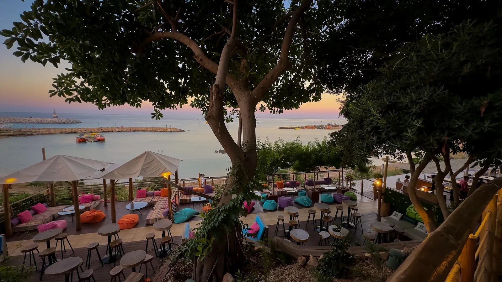 Girne Denizkızı Beach Bar Gece Ateşi ve Canlı Gitar - Mekan ve Gece Görseli