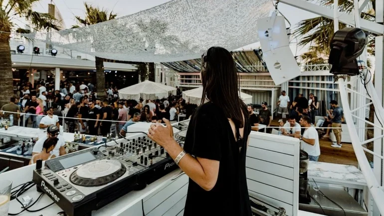 Girne Denizkızı Beach Bar Gece Ateşi ve Canlı Gitar