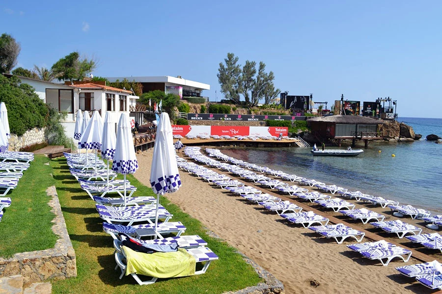 Girne Escape Beach Club (Yavuz Çıkarma Plajı) Deniz ve Eğlence