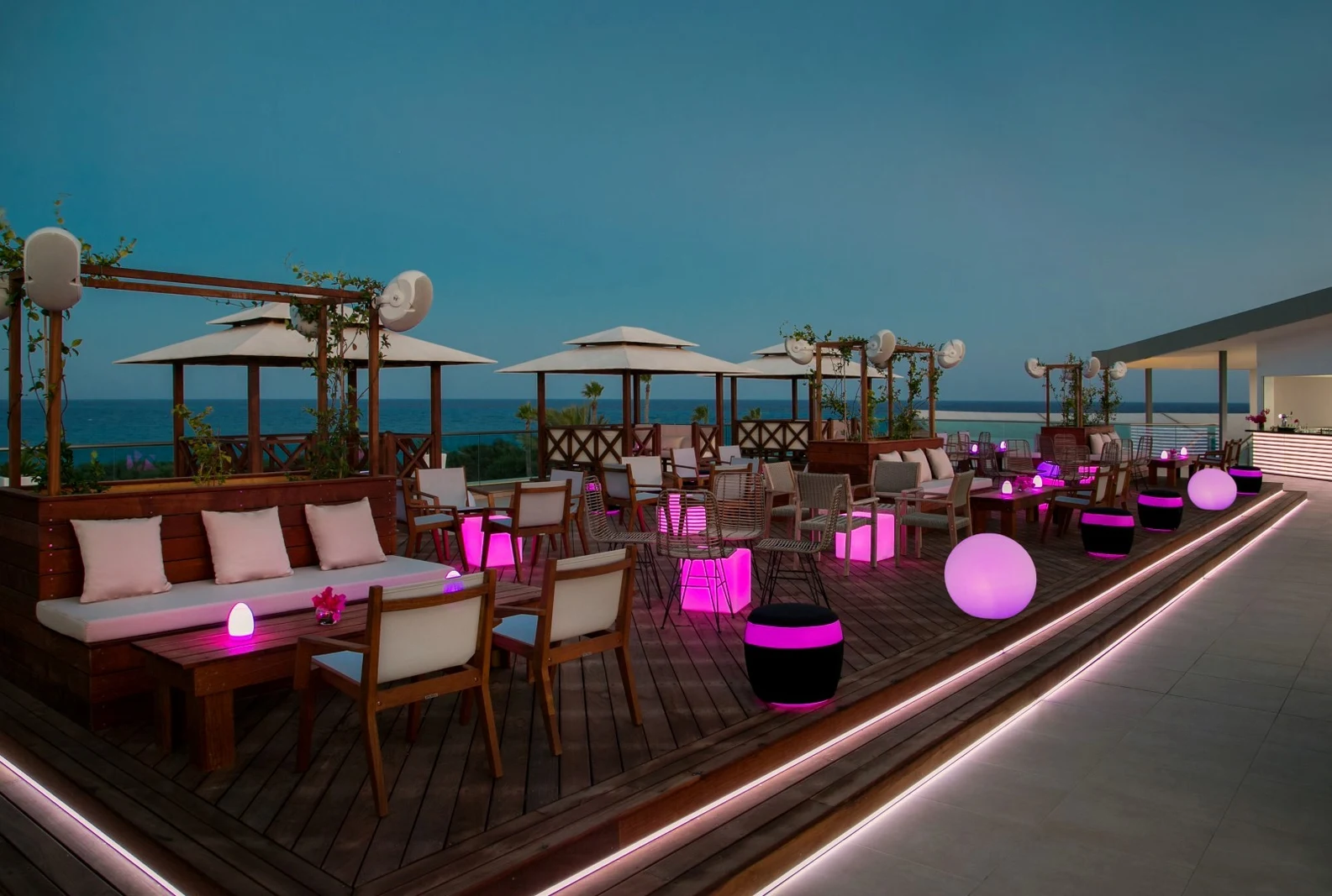 Girne Esentepe Bölgesi Akşam Yemeği ve Sakin Bar Mekanları - Mekan ve Gece Görseli