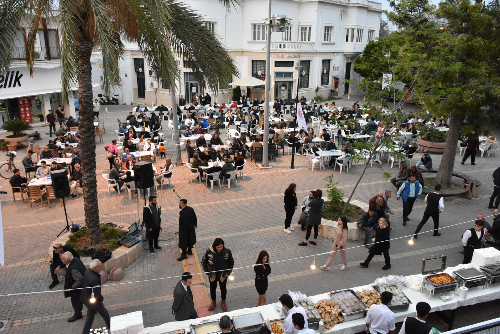 Girne Gece Yemeği Kültürü: Kulüp Çıkışı Uğranacak Tatlar - Atmosfer ve Eğlence