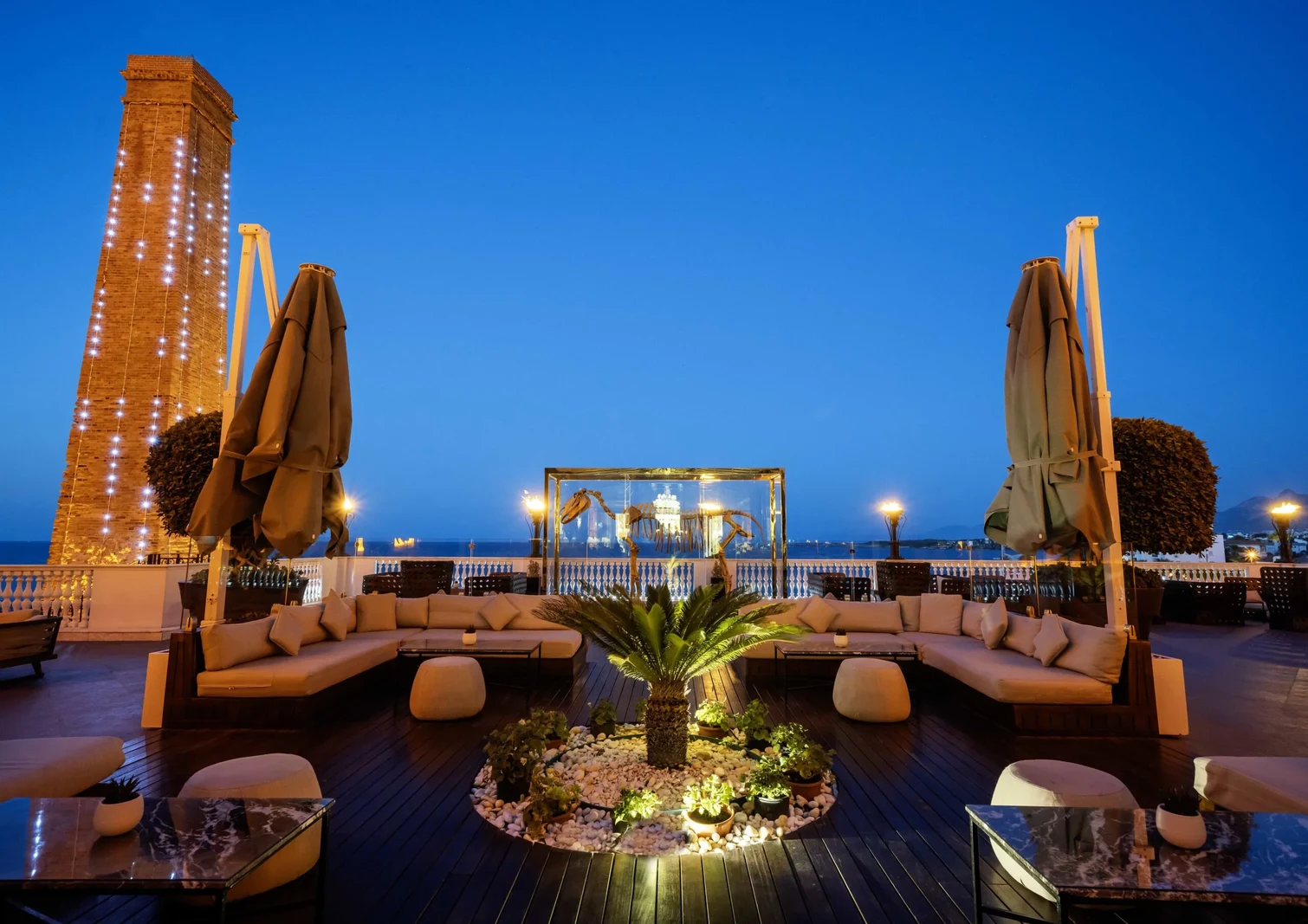 Girne Harbor Rose Bar & Lounge Gece Kokteylleri - Mekan ve Gece Görseli