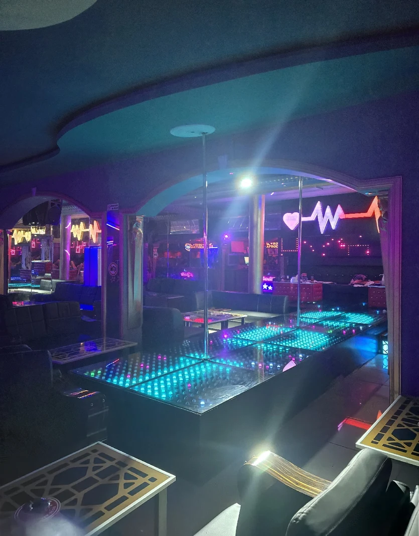 Girne Harbor Rose Bar & Lounge Gece Kokteylleri - Atmosfer ve Eğlence