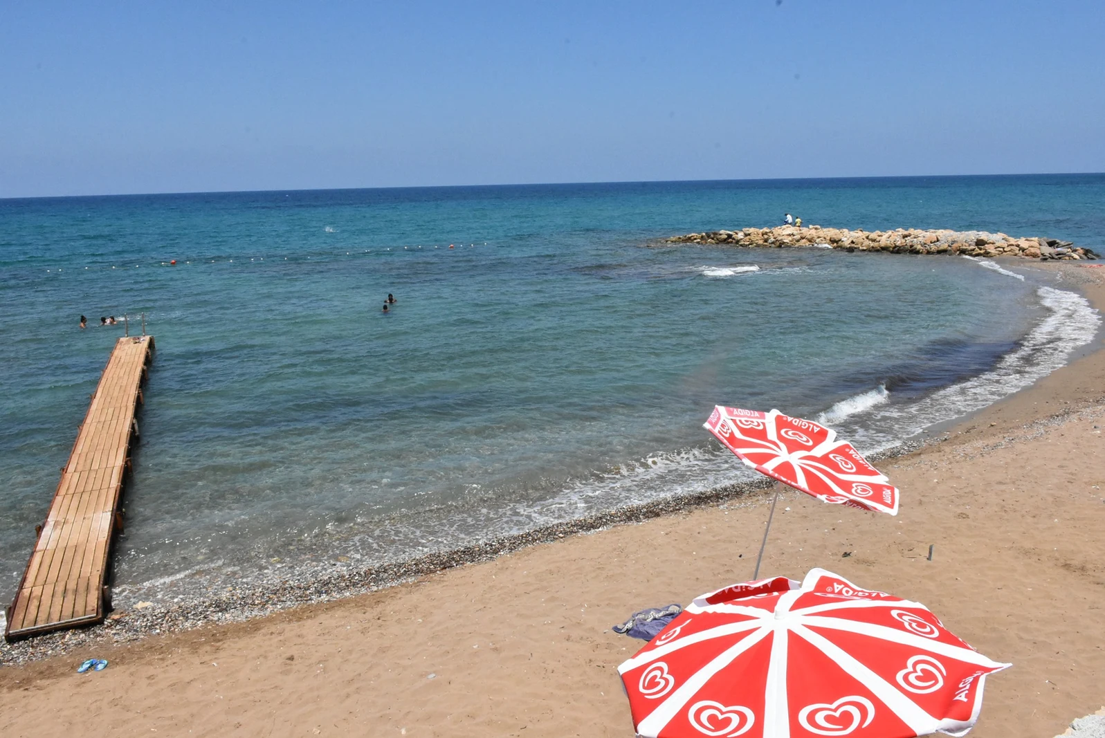 Girne Karaoğlanoğlu Plajı ve Belediyesi Tesisleri