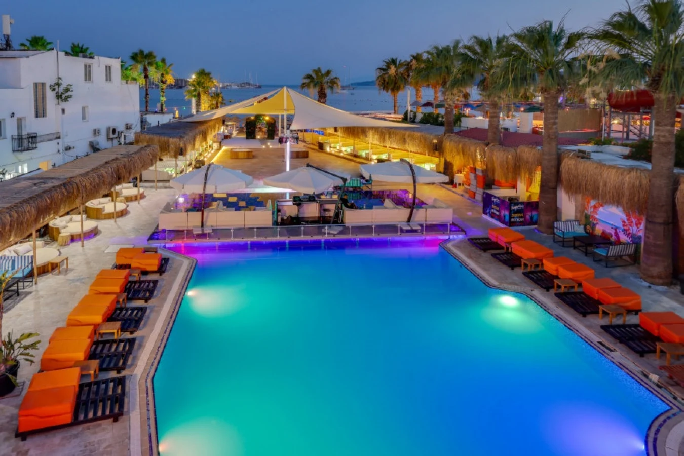 Girne Karaoğlanoğlu Bölgesi Sahil Barları ve Gece Partileri - Mekan ve Gece Görseli