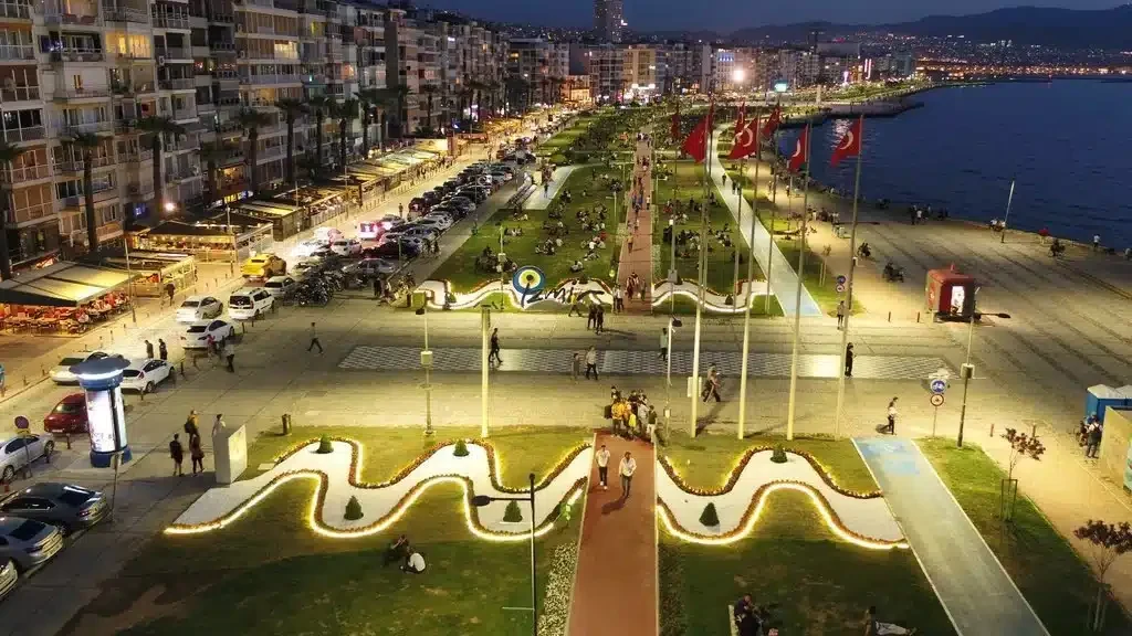 Girne Kordon Boyu Akşam Yürüyüşü ve Gece Mekanları - Mekan ve Gece Görseli