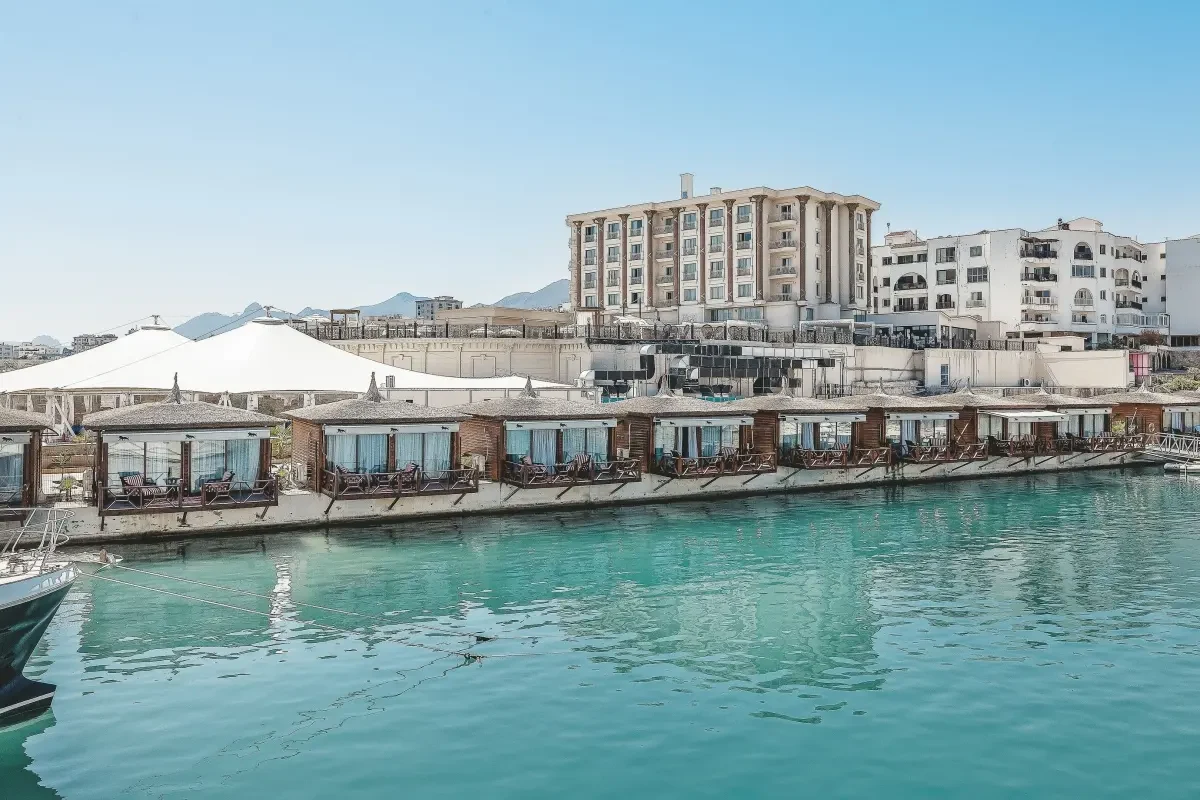 Girne Les Ambassadeurs Beach Club ve Marina Şıklığı İç Görsel 1