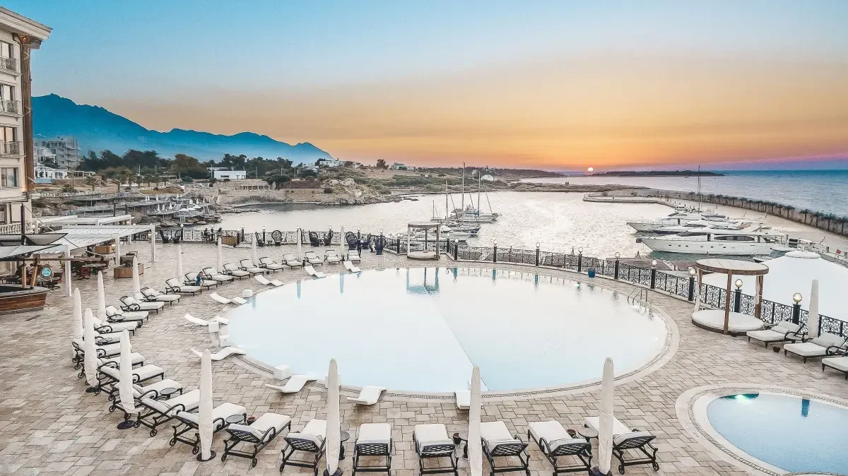 Girne Les Ambassadeurs Beach Club ve Marina Şıklığı İç Görsel 2