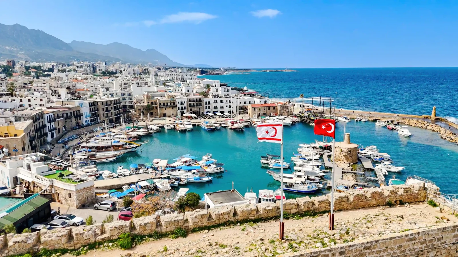 Girne Liman Yürüyüş Otelleri Havuz ve Güneşlenme Terasları