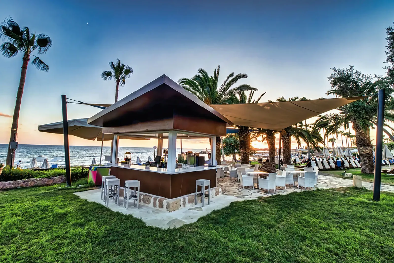 Girne Merkezdeki En İyi 5 Shot Bar ve Bira Bahçesi - Mekan ve Gece Görseli