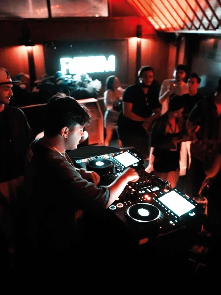 Girne R&B ve Hip-Hop Müzik Yapan Gece Kulüpleri - Atmosfer ve Eğlence