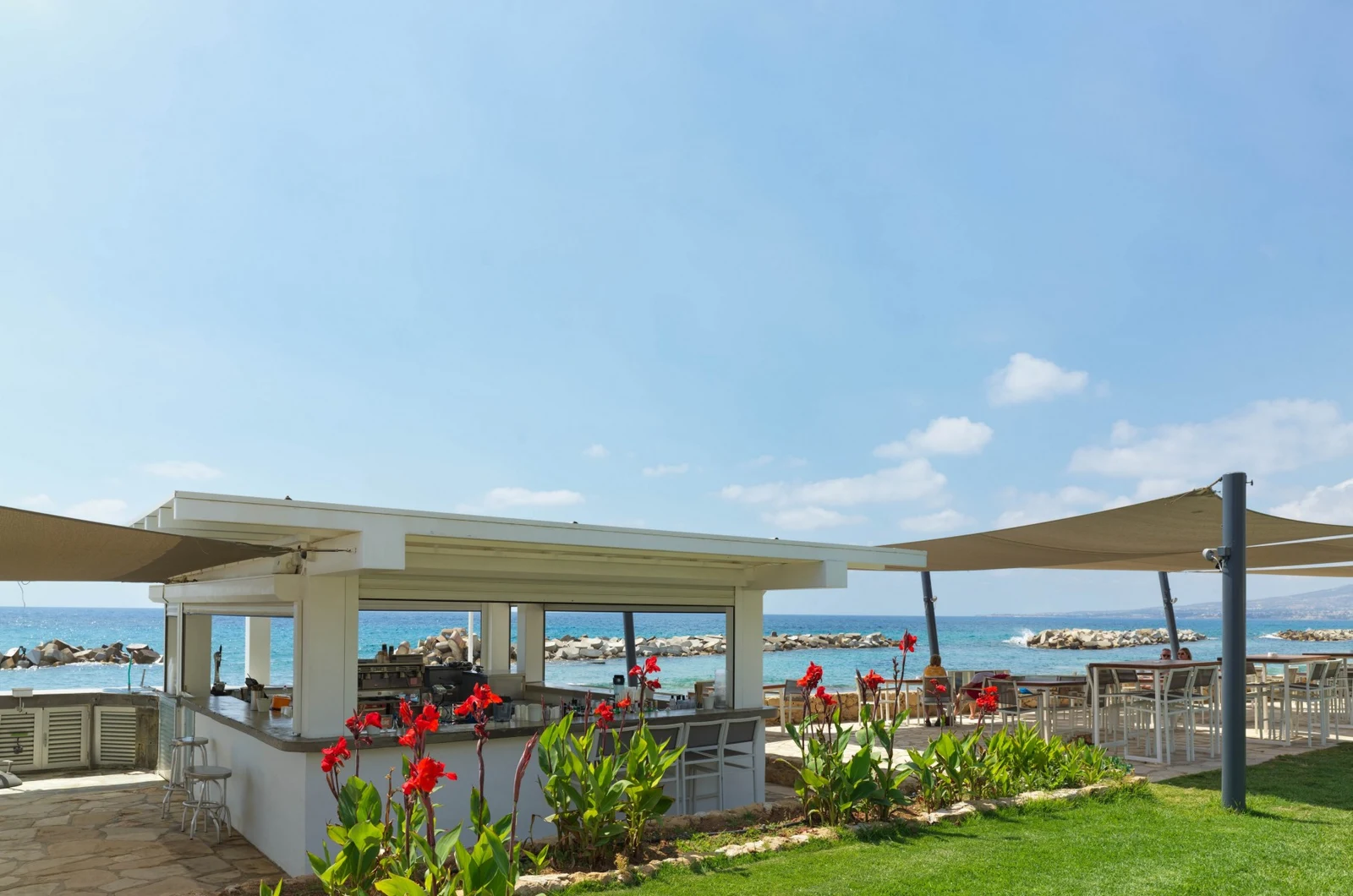 Girne Sahil Şeridindeki En İyi 7 Sunset Bar - Mekan ve Gece Görseli