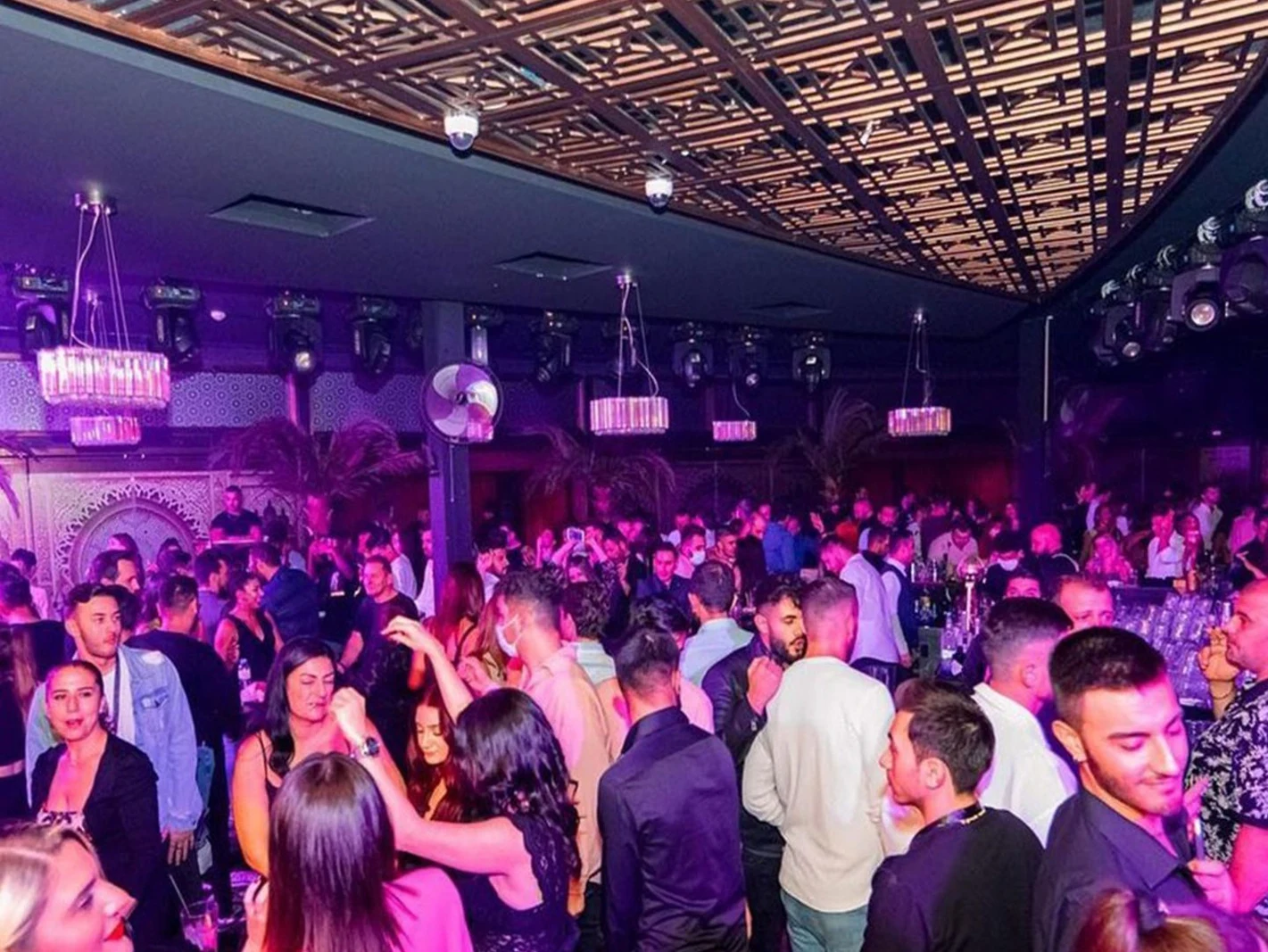 Girne Sky Bar Mekanları: Gece Görsel Şölen ve Müzik - Atmosfer ve Eğlence