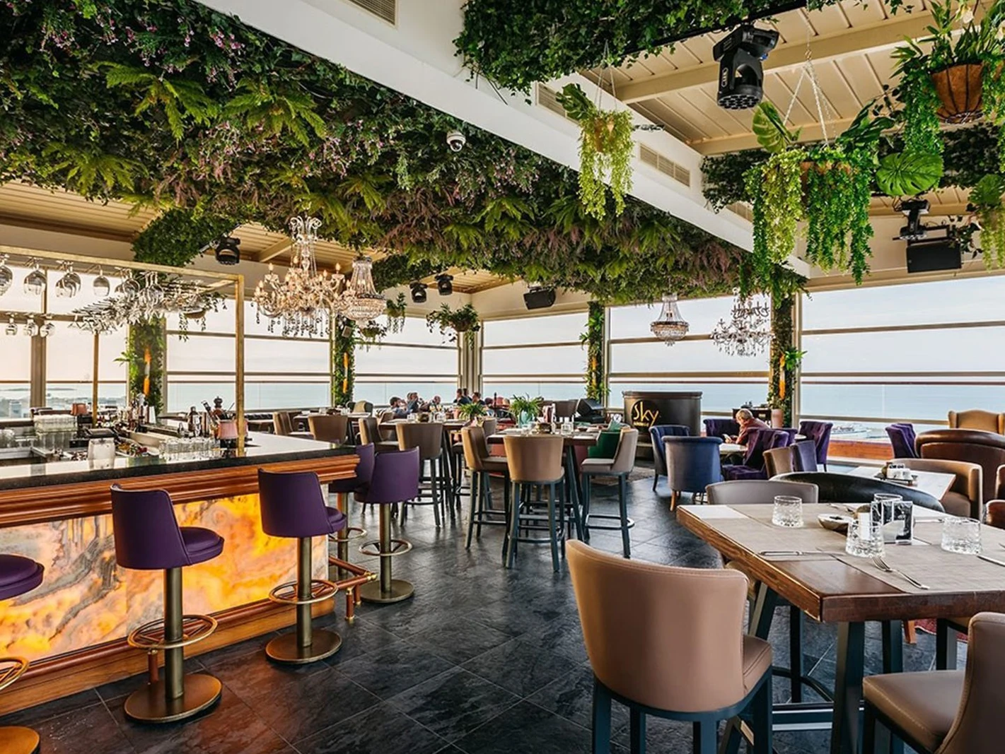 Girne Sky Bar Mekanları: Gece Görsel Şölen ve Müzik