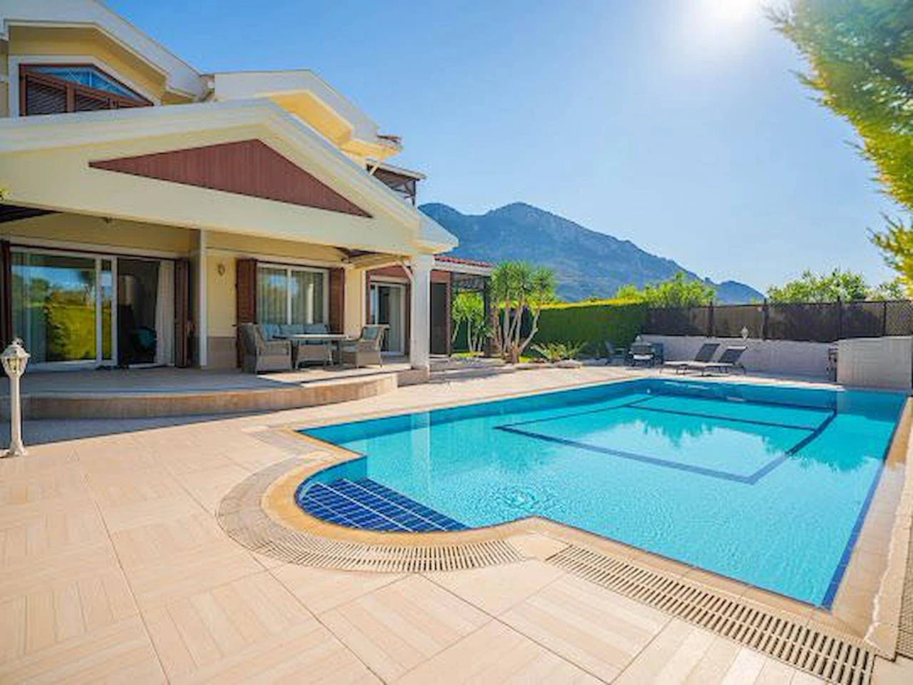 Girne Sunset Beach Club (Lapta Sahil Yolu Kumsalı)