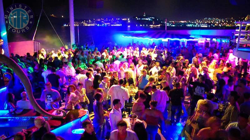 Girne Sunset & Night Boat Party: Teknede Gece Eğlencesi - Mekan ve Gece Görseli