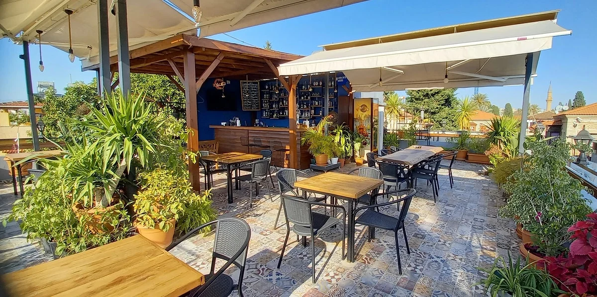 Girne Teras (Rooftop) Barları: En Güzel Manzaralı Kokteyl Mekanları - Mekan ve Gece Görseli
