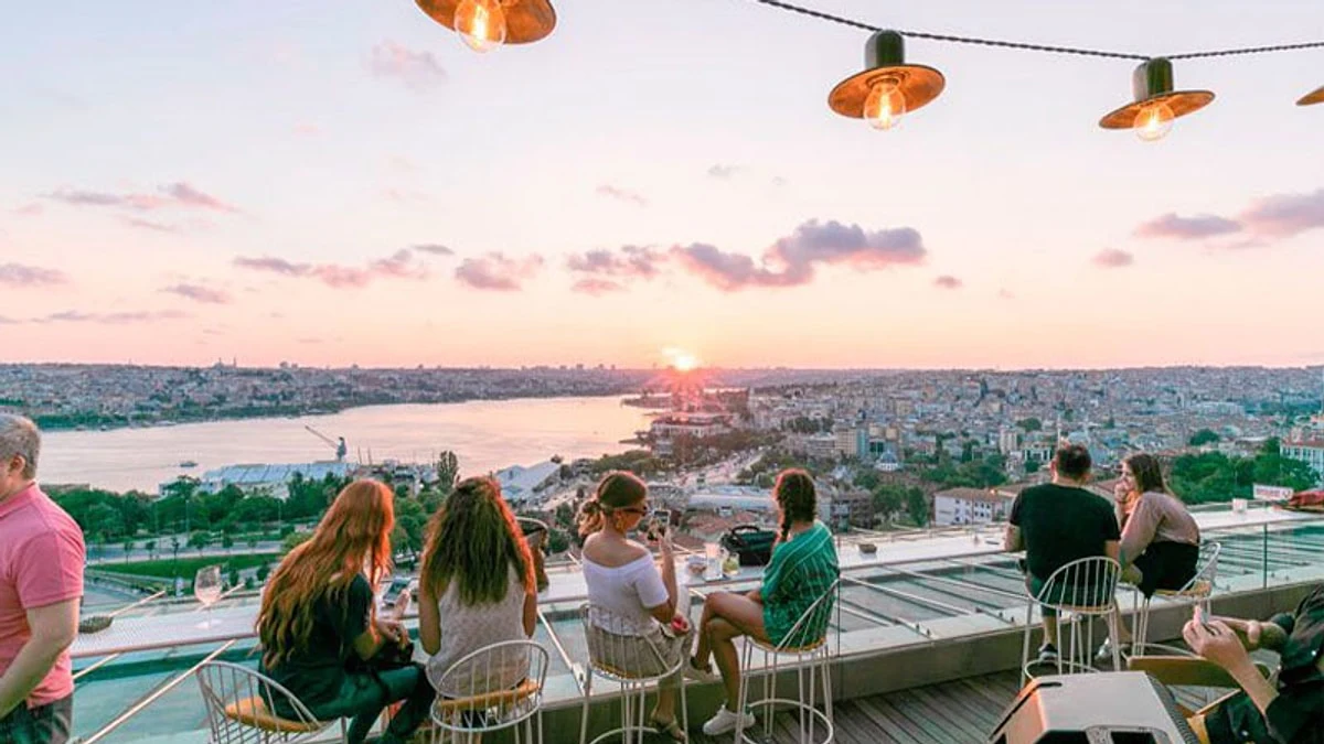 Girne Teras (Rooftop) Barları: En Güzel Manzaralı Kokteyl Mekanları - Atmosfer ve Eğlence