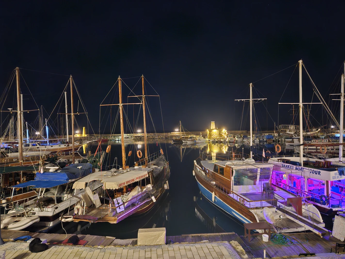 Girne Yat Limanı Carob Bar & Lounge Gece Atıştırmalıkları - Mekan ve Gece Görseli