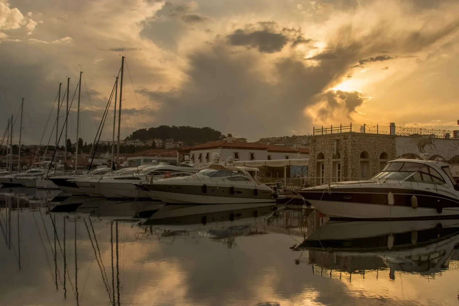 Girne Yat Limanında Gün Batımından Geceye Geçiş Rotaları - Atmosfer ve Eğlence