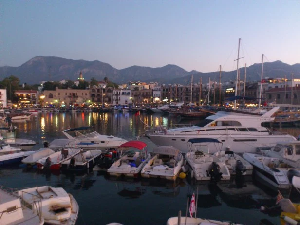Girne Yat Limanında Gün Batımından Geceye Geçiş Rotaları