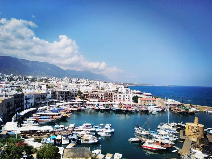 Girne Yat Limanı Otelleri Havuz ve Güneşlenme Terasları