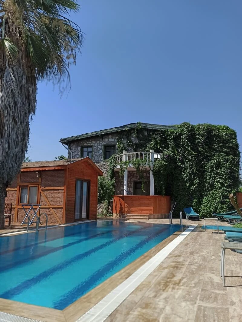 Zeytinlik & Karmi Taş Evleri Havuz ve Güneşlenme Terasları