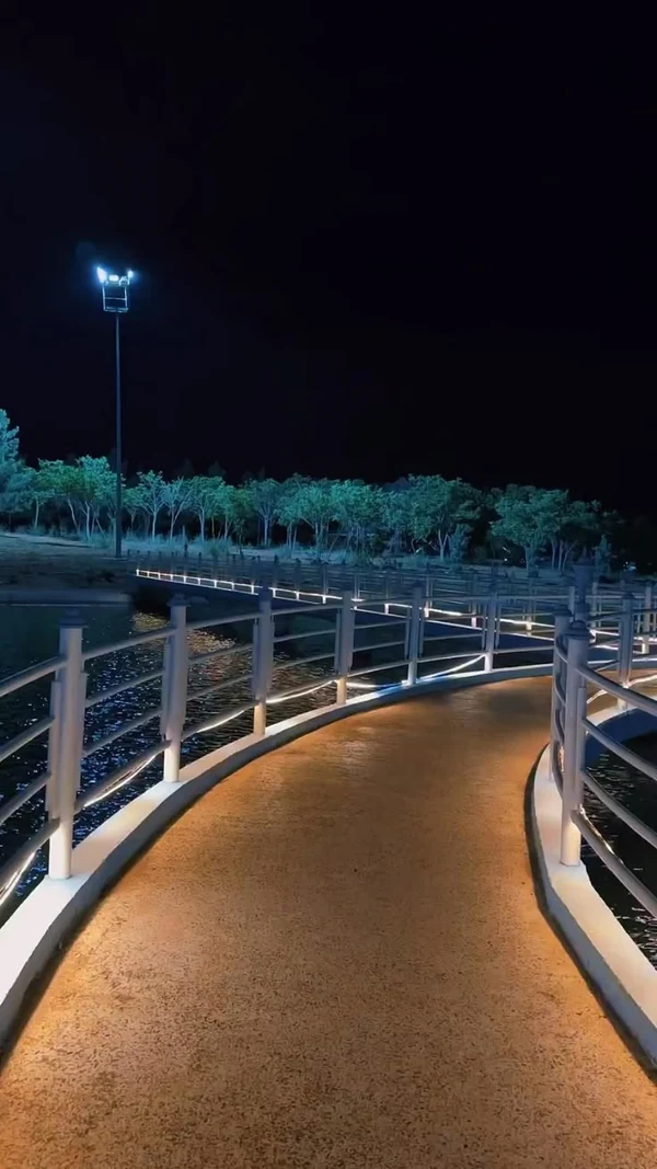 İskele Long Beach Yürüyüş Yolu Gece Aydınlatması ve Barlar - Atmosfer ve Eğlence
